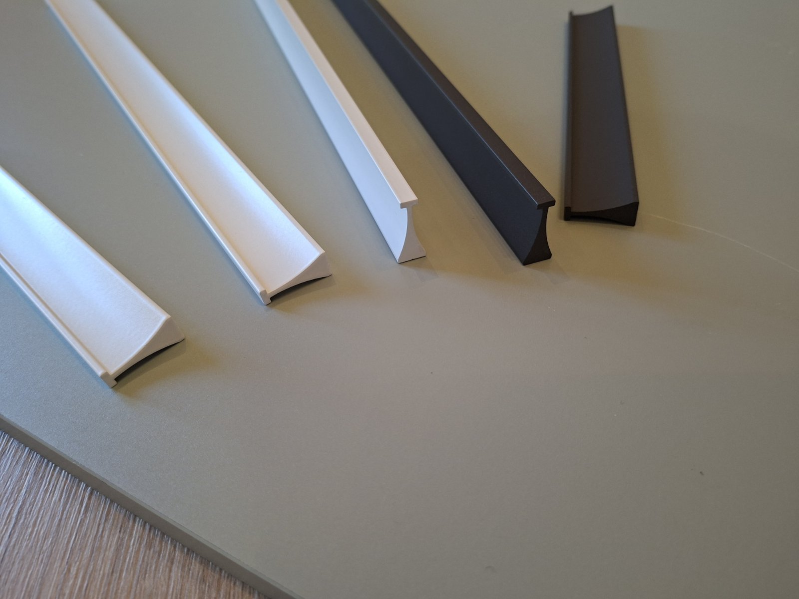 Inka minimalist aluminium cabinet handles by Stillium in matte white and anthracite finishes. Premium 18cm, 34cm, and 56cm long drawer pulls for architectural interior design projects across Europe.
